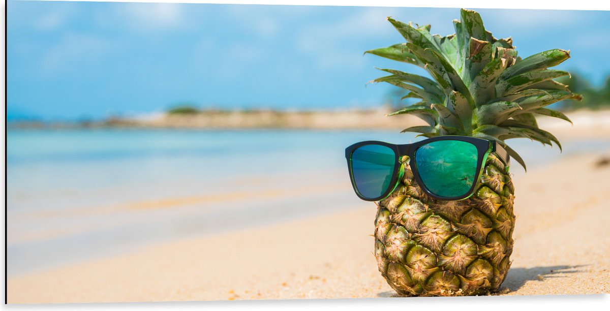 Dibond - Ananas met Zonnebril Chillend op het Strand - 100x50 cm Foto op Aluminium (Met Ophangsysteem)