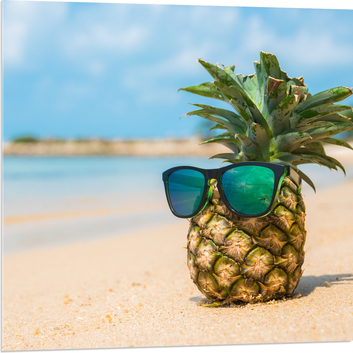Acrylglas - Ananas met Zonnebril Chillend op het Strand - 80x80 cm Foto op Acrylglas (Wanddecoratie op Acrylaat)