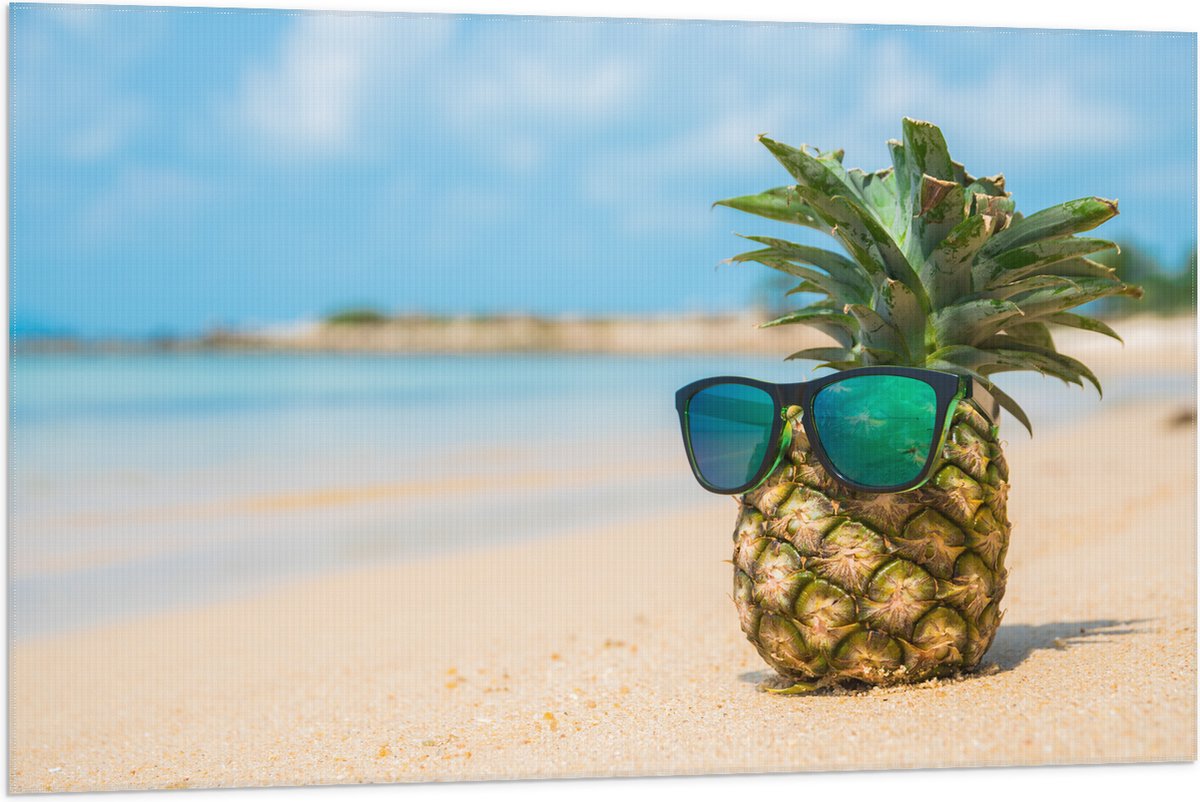Vlag - Ananas met Zonnebril Chillend op het Strand - 105x70 cm Foto op Polyester Vlag