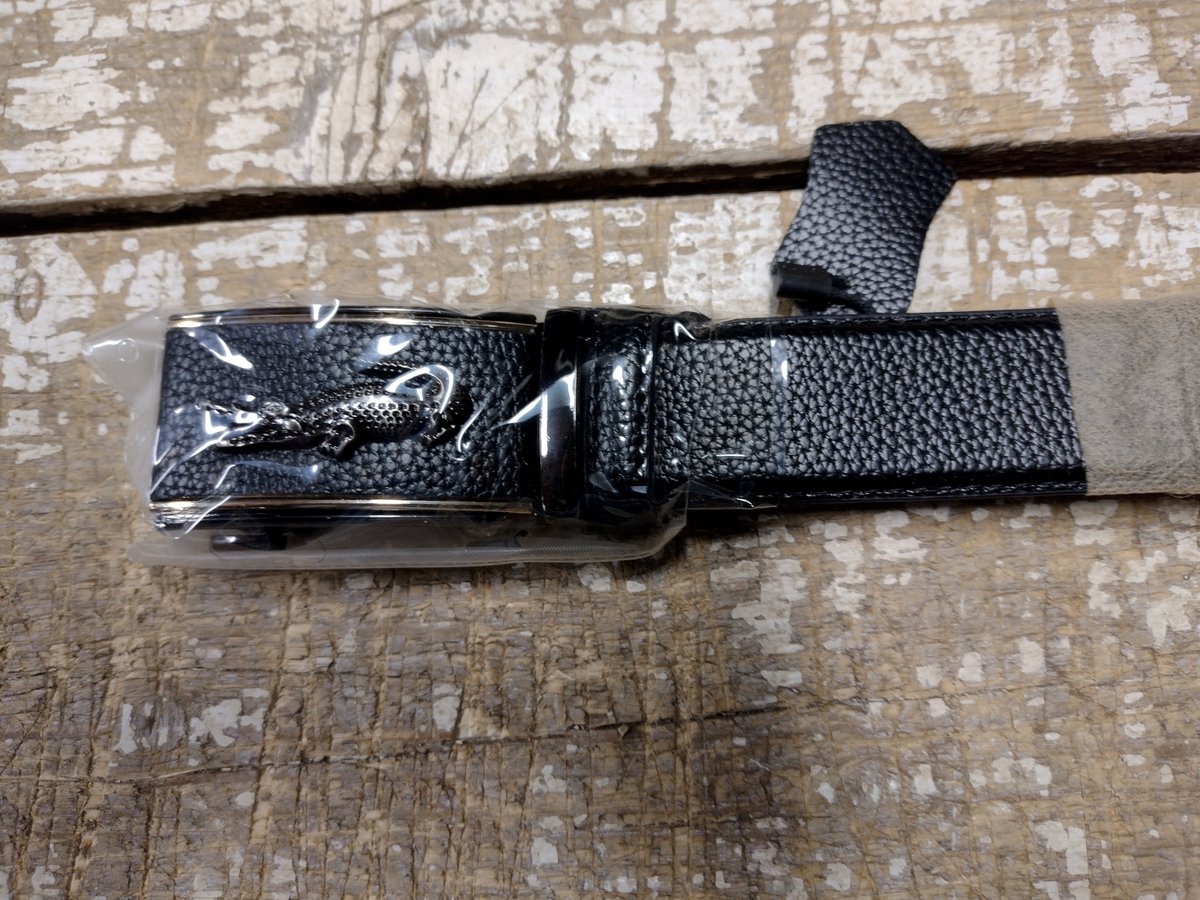 RR22-68.zw.m : zwart leren riem, zwarte krokodil buckle, messingkl stripe, 125cm