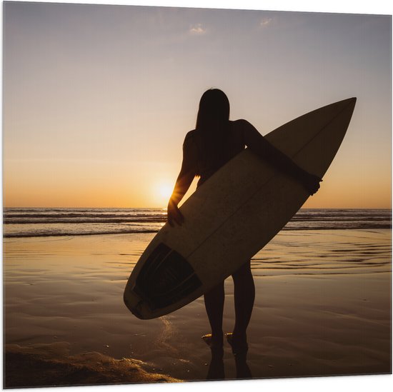 Vlag - Achteraanzicht van Surfer lopend over het Strand - 100x100 cm Foto op Polyester Vlag