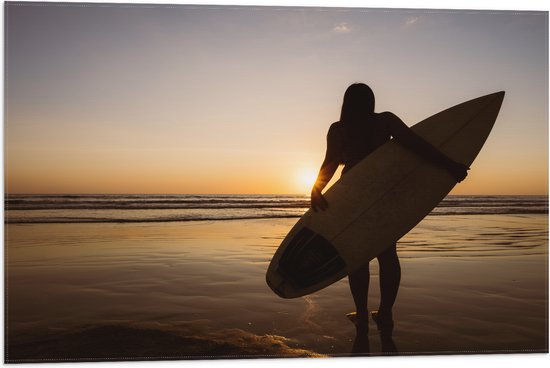 Vlag - Achteraanzicht van Surfer lopend over het Strand - 75x50 cm Foto op Polyester Vlag