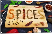 Tuinposter – Spices Geschreven met Specerijen op een Snijplank - 105x70 cm Foto op Tuinposter (wanddecoratie voor buiten en binnen)
