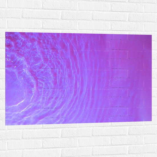 Muursticker - Bovenaanzicht van Rimpelingen in Paars Water - 105x70 cm Foto op Muursticker