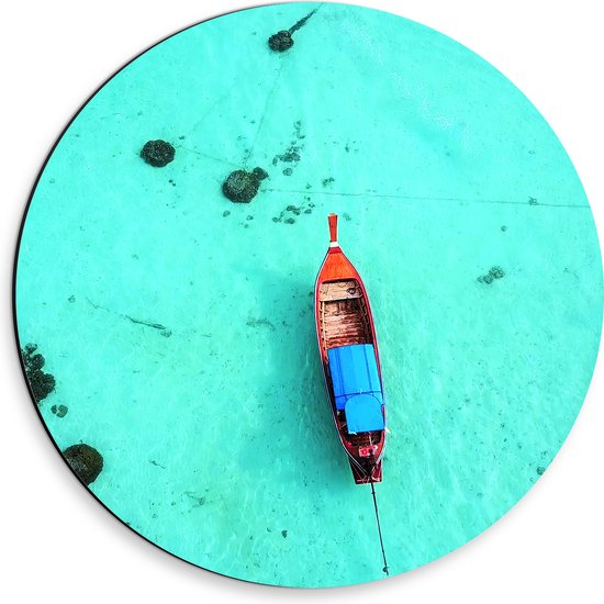 Dibond Muurcirkel - Bovenaanzicht van Smalle Houten Vissersboot op Helderblauwe Oceaan - 30x30 cm Foto op Aluminium Muurcirkel (met ophangsysteem)