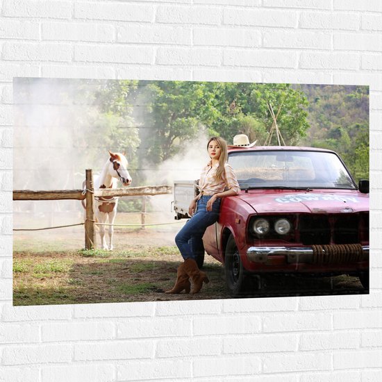 Muursticker - Cowgirl Leunend op Rode Auto bij Paard - 120x80 cm Foto op Muursticker