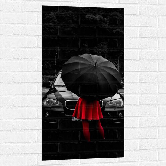 WallClassics - Muursticker - Vrouw in Rood bij Zwarte Auto met Paraplu - 50x100 cm Foto op Muursticker