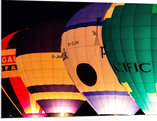 WallClassics - PVC Schuimplaat- Vier Verschillende Kleuren Luchtballonnen in het Donker - 100x75 cm Foto op PVC Schuimplaat