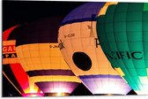 WallClassics - Dibond - Vier Verschillende Kleuren Luchtballonnen in het Donker - 75x50 cm Foto op Aluminium (Met Ophangsysteem)