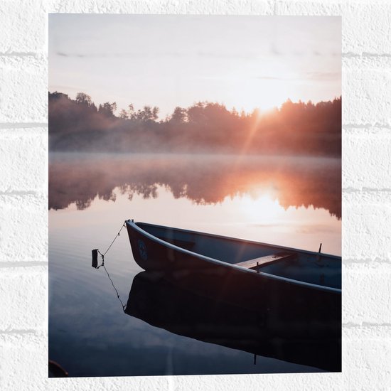 WallClassics - Muursticker - Houten Vissersbootje op meer tijdens Zonsondergang - 30x40 cm Foto op Muursticker