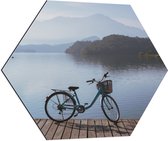 Dibond Hexagon - Fiets Geparkeerd op Vlonder aan het Water in Berglandschap - 70x60.9 cm Foto op Hexagon (Met Ophangsysteem)