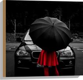 WallClassics - Hout - Vrouw in Rood bij Zwarte Auto met Paraplu - 50x50 cm - 9 mm dik - Foto op Hout (Met Ophangsysteem)