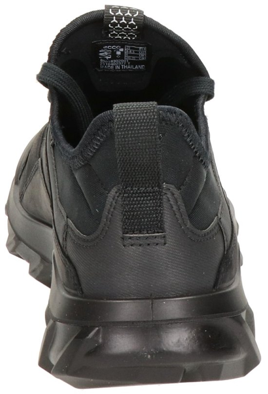 Zwarte Ecco sneaker, achteraanzicht met logo op de tong en achterpand.