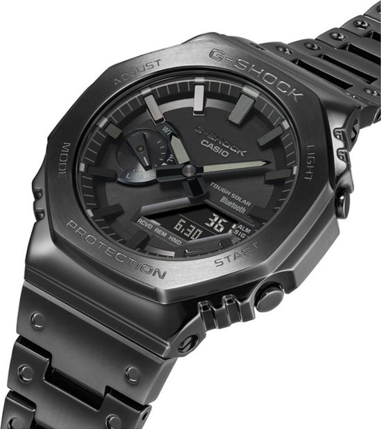Zwart G-SHOCK horloge met metalen band, octagonale kast en donkergrijs digitaal-analoog display.