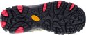 Onderkant van een olijfgroene Merrell wandelschoen met een zwarte zool, Vibram logo en rode noppen.