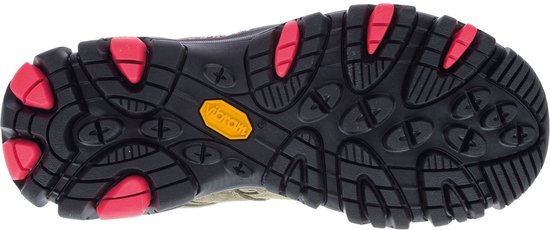 Onderkant van een olijfgroene Merrell wandelschoen met een zwarte zool, Vibram logo en rode noppen.