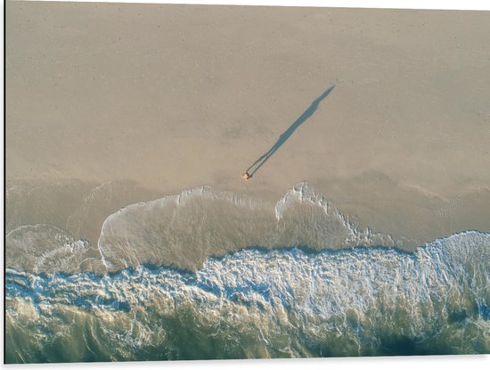 Dibond - Bovenaanzicht van Persoon op Verlaten Strand bij Oceaan - 80x60 cm Foto op Aluminium (Wanddecoratie van metaal)