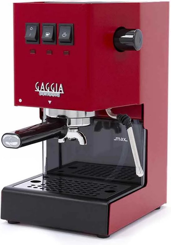 Rode Gaggia Classic espressomachine met chromen portafilter, zwarte basis en stoompijpje.