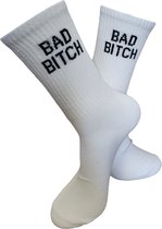 Verjaardags cadeau - Bad Bitch Sokken - vrolijke sokken - witte sokken - tennis sokken - sport sokken valentijn cadeau - sokken met tekst - aparte sokken - grappige sokken - leuke dames en heren sokken - moederdag - vaderdag - Socks waar je Happy van