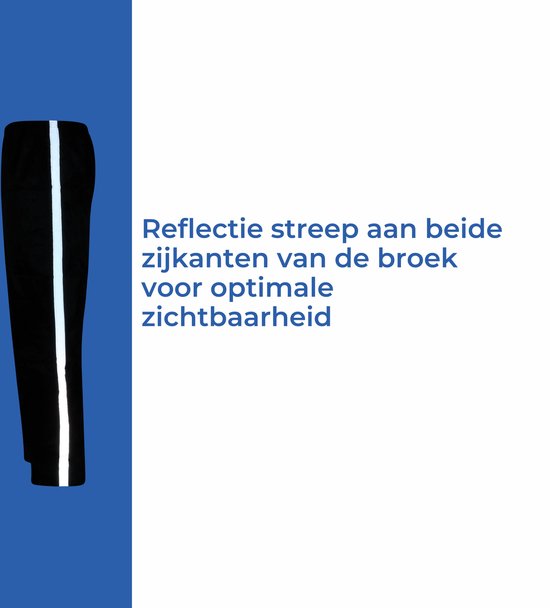 Zij-aanzicht van een zwarte regenbroek met reflecterende streep aan de zijkant, op blauwe achtergrond.