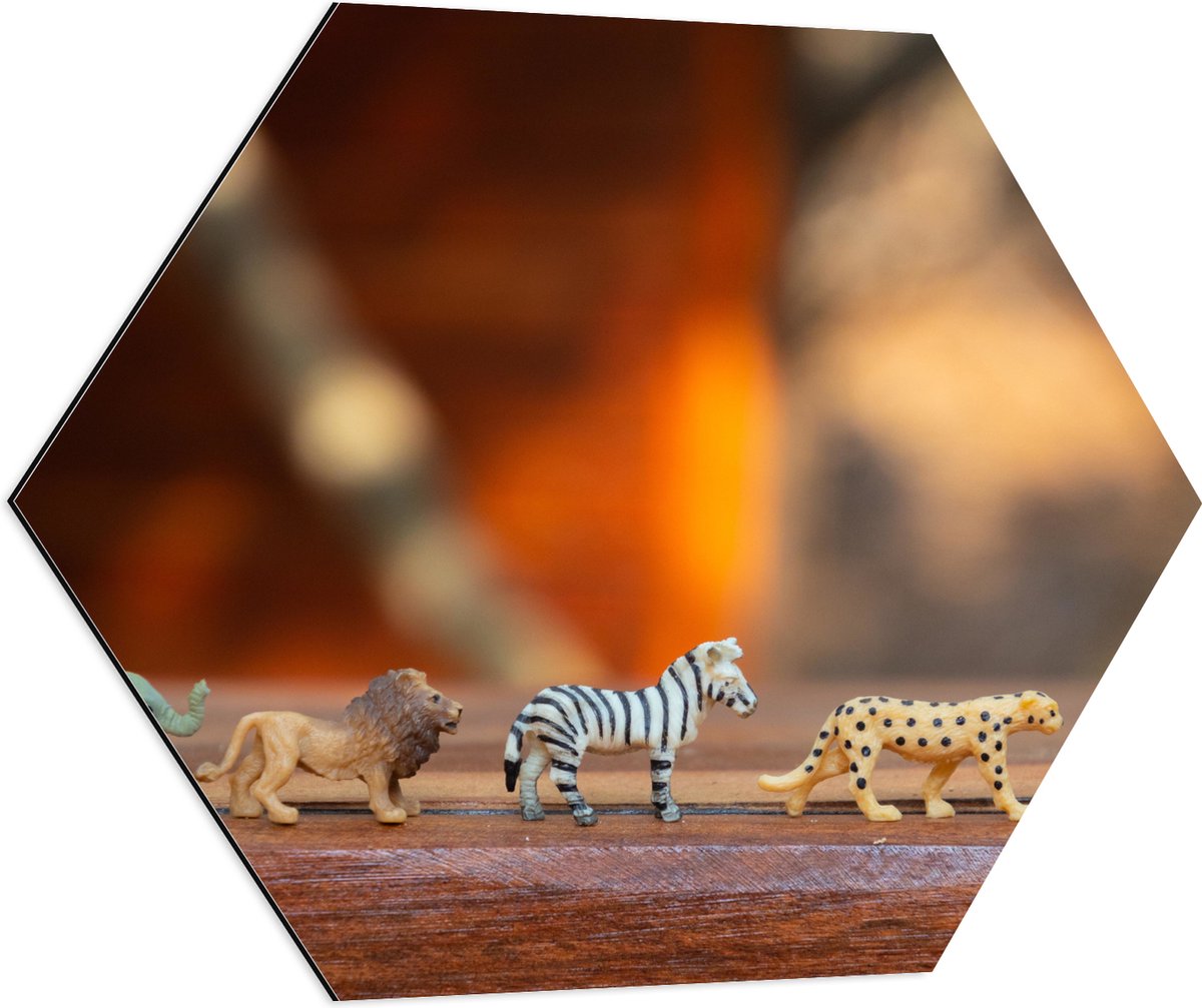 Dibond Hexagon - Safari Dieren Speelgoed - 70x60.9 cm Foto op Hexagon (Met Ophangsysteem)