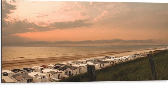 Dibond - Rijen Kleine Witte Strandhuisjes op Strand in Nederland bij de Ondergaande Zon - 100x50 cm Foto op Aluminium (Wanddecoratie van metaal)