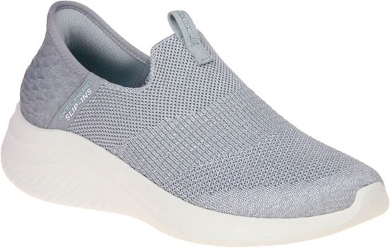 Grijze Skechers Slip-ins damessneaker met een gebreide bovenkant, witte zool en een gedetailleerd hielstuk.