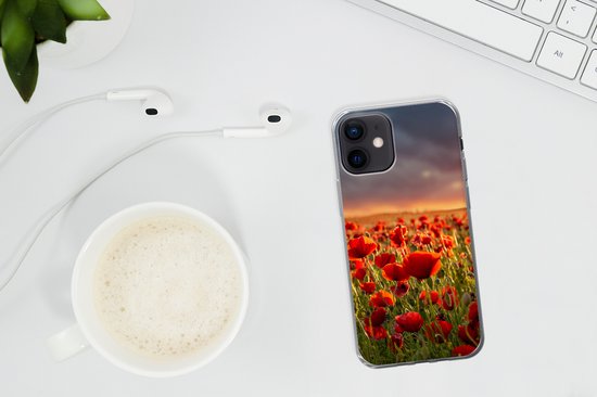 Coque iPhone 12 mini - Coucher de soleil sur un champ plein de coquelicots - Coque en Siliconen pour téléphone