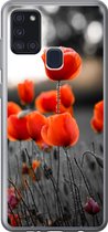 Geschikt voor Samsung Galaxy A21s hoesje - Rode Klaprozen tegen zwarte met witte achtergrond - Siliconen Telefoonhoesje
