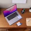Een blauwe Sharpie stift ligt op een notitieblok met de tekst 'You've got this!!!'. Een laptop en andere kantoorbenodigdheden staan ernaast.