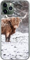 Geschikt voor iPhone 11 Pro hoesje - Schotse Hooglander - Boom - Sneeuw - Siliconen Telefoonhoesje