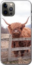 Coque iPhone 12 Pro - Highlander écossais - Herbe - Clôture - Siliconen