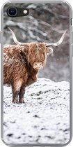 Geschikt voor iPhone SE 2020 hoesje - Schotse Hooglander - Boom - Sneeuw - Siliconen Telefoonhoesje