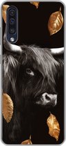Geschikt voor Samsung Galaxy A50 hoesje - Schotse hooglander - Bladeren - Goud - Zwart - Siliconen Telefoonhoesje