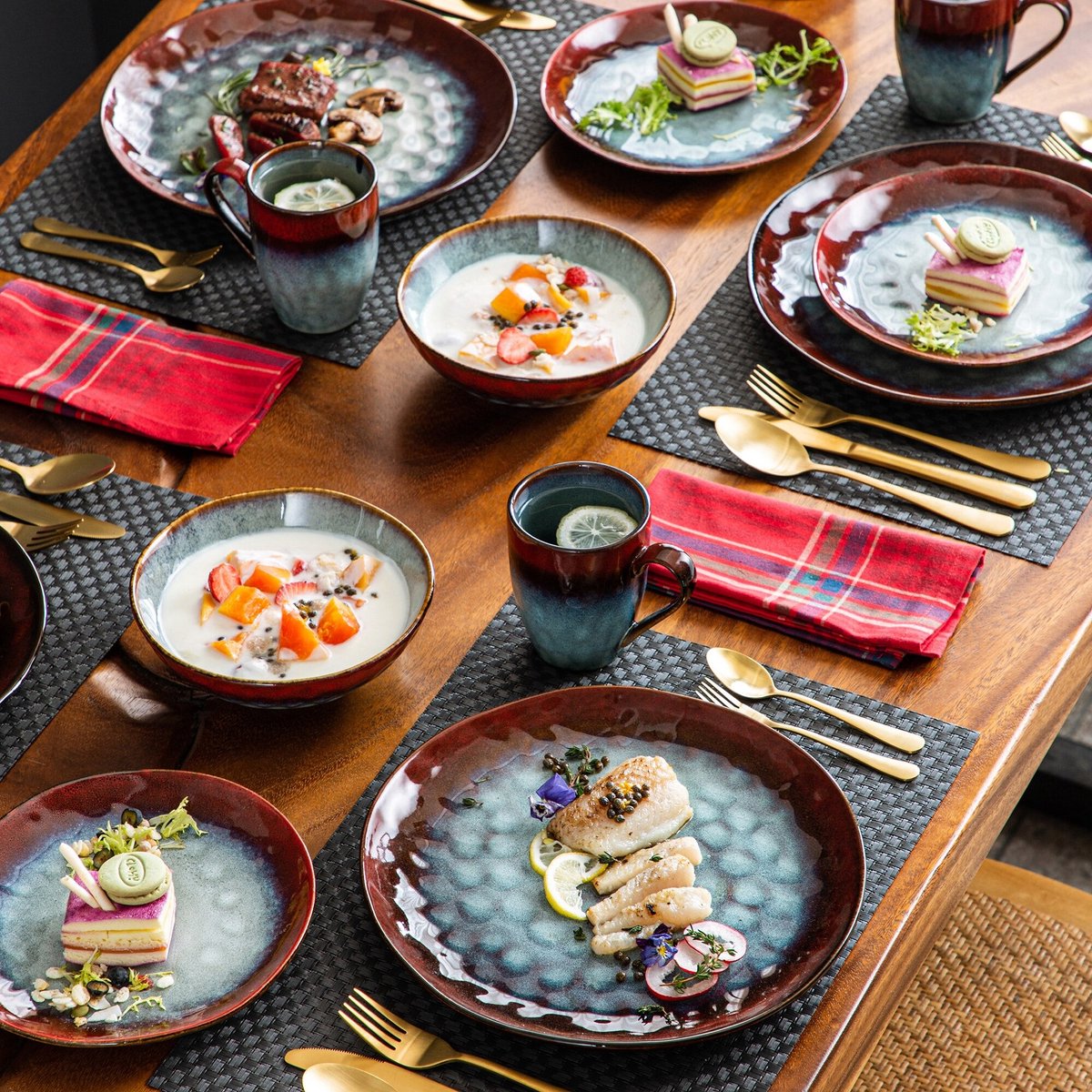 Premium Serviesset – 16 delig – 4 persoons – Keramiek - Luxe – Rood – Blauw – Glazuur – Dinner Plaat – Dessert Bord - Kom - Mok
