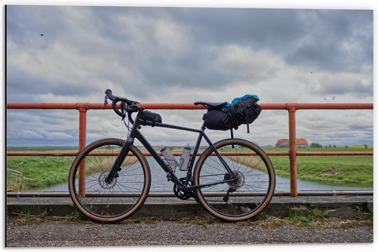 WallClassics - Dibond - Zwarte Wielrennersfiets voor rode Brug - 60x40 cm Foto op Aluminium (Wanddecoratie van metaal)