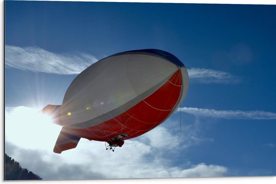 WallClassics - Dibond - Zeppelin bij Zon en Wolken - 75x50 cm Foto op Aluminium (Wanddecoratie van metaal)