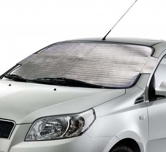 Zilverkleurige windschermhoes op een witte auto, met gestreepte textuur.
