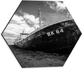 WallClassics - Dibond Hexagon - Zwart Gestrand Schip - Zwart Wit - 30x26.1 cm Foto op Hexagon (Met Ophangsysteem)