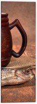 Dibond - Oude Klassieke Bruine Mok met Vis op Houten Tafel - 40x120 cm Foto op Aluminium (Met Ophangsysteem)