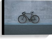 WallClassics - Canvas - Zwarte Fiets tegen Grijze Muur - 40x30 cm Foto op Canvas Schilderij (Wanddecoratie op Canvas)