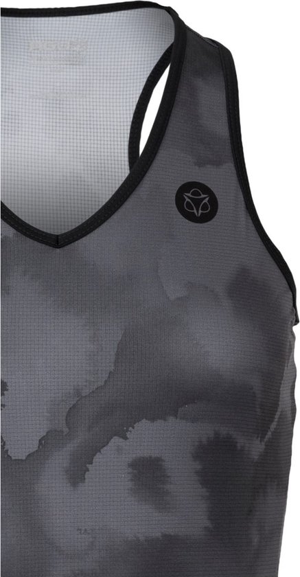 Detail van de schouder en V-hals van een dames tanktop. Zwart met abstract camouflage-achtig patroon en logo.