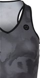 Detail van de schouder en V-hals van een dames tanktop. Zwart met abstract camouflage-achtig patroon en logo.