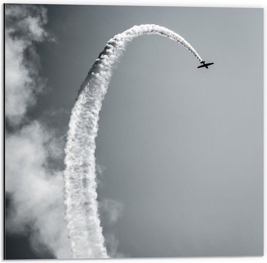 WallClassics - Dibond - Witte Vliegstreep van Vliegtuigje - 50x50 cm Foto op Aluminium (Met Ophangsysteem)