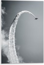 WallClassics - PVC Schuimplaat- Witte Vliegstreep van Vliegtuigje - 40x60 cm Foto op PVC Schuimplaat