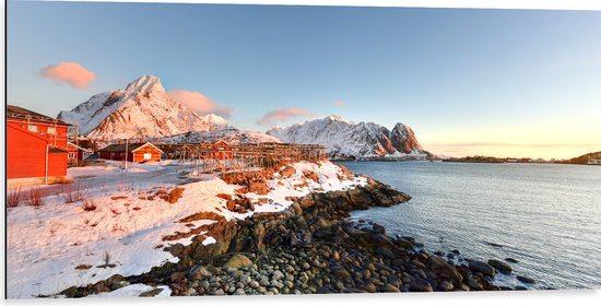 Dibond - Prachtig Sneeuwlandschap aan het Stromende Water in Noorwegen - 100x50 cm Foto op Aluminium (Wanddecoratie van metaal)