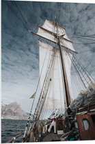 WallClassics - PVC Schuimplaat - Zeilboot op Oceaan - 70x105 cm Foto op PVC Schuimplaat (Met Ophangsysteem)