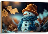 Hout - Sneeuwpop met Bruine Hoed en Blauwe Sjaal tussen de Herfstbladeren - 90x60 cm - 9 mm dik - Foto op Hout (Met Ophangsysteem)