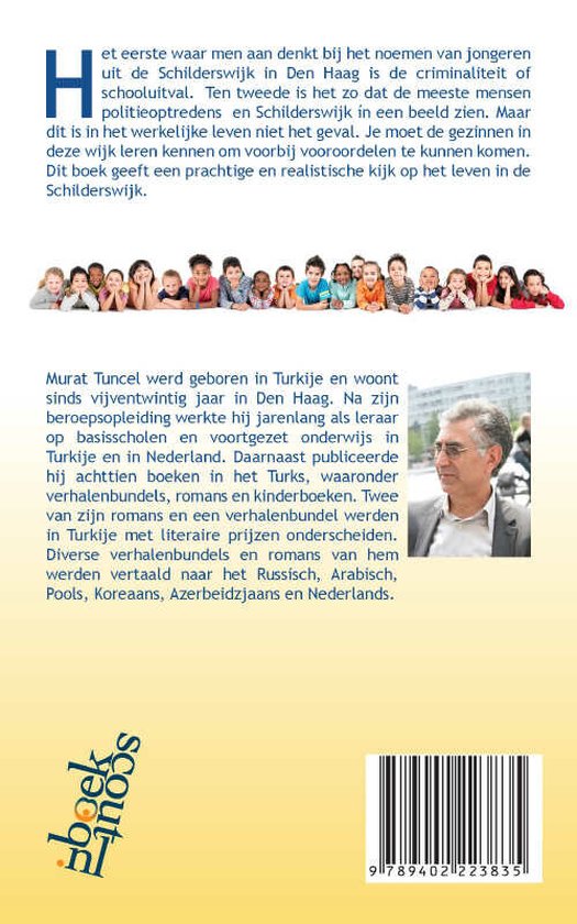 Groep kinderen en een man met bril, met op de achtergrond tekst over het boek De kinderen van de Schilderswijk.
