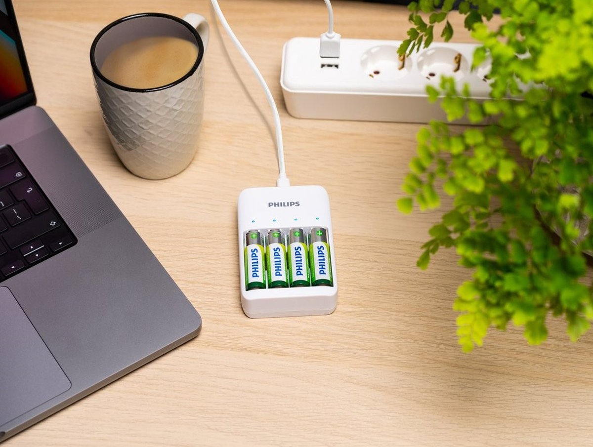 GP batterij lader met 4 AA batterijen
